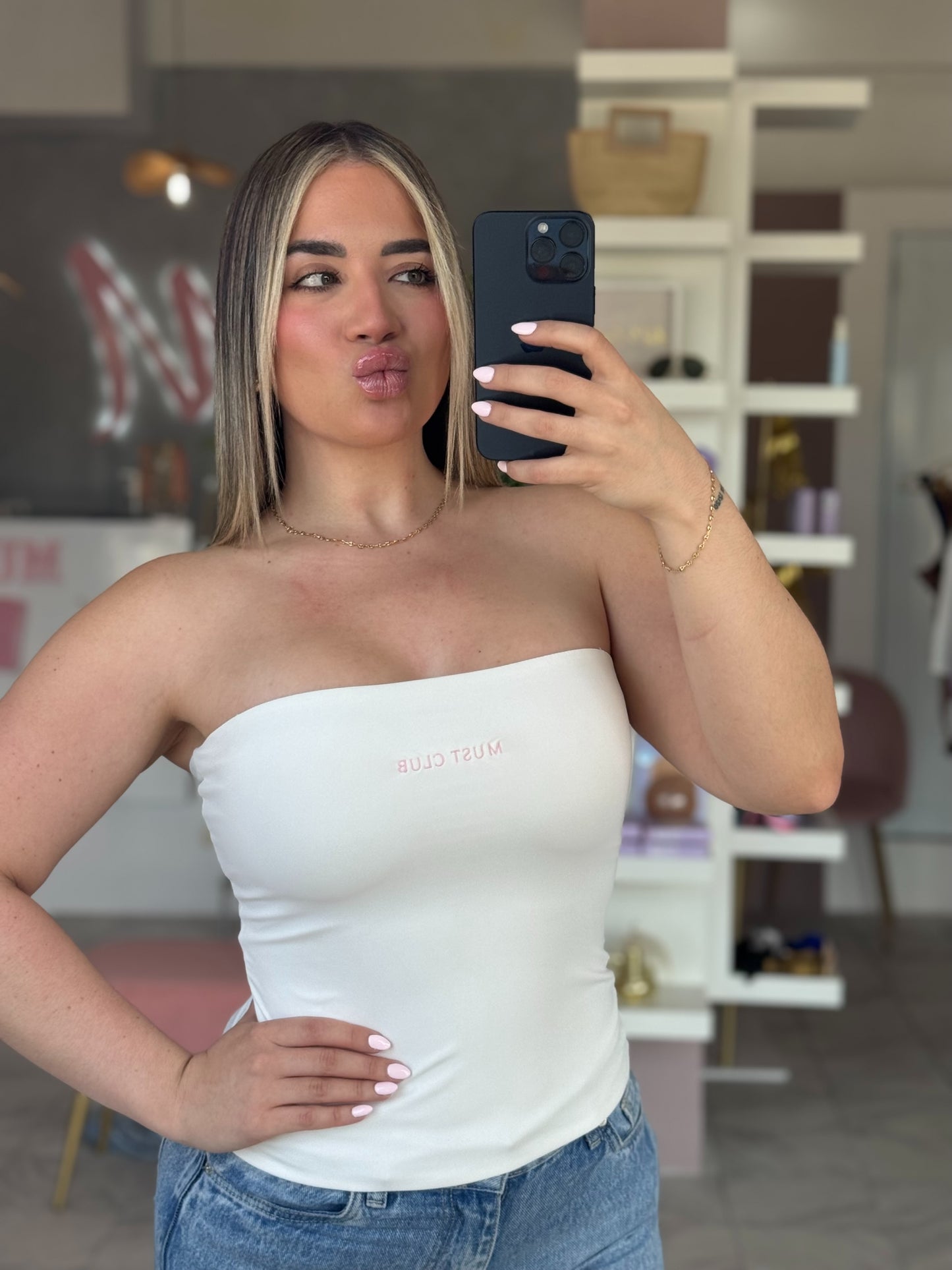 MUST CLUB WHITE LETRAS PINK